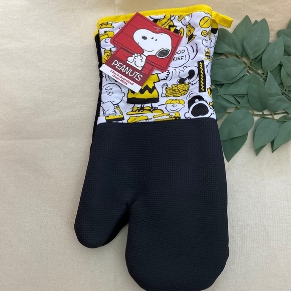 Snoopy oven mitt set of 2 NWT! Peanuts design Charlie Brown and Snoopy - Picture 1 of 9
